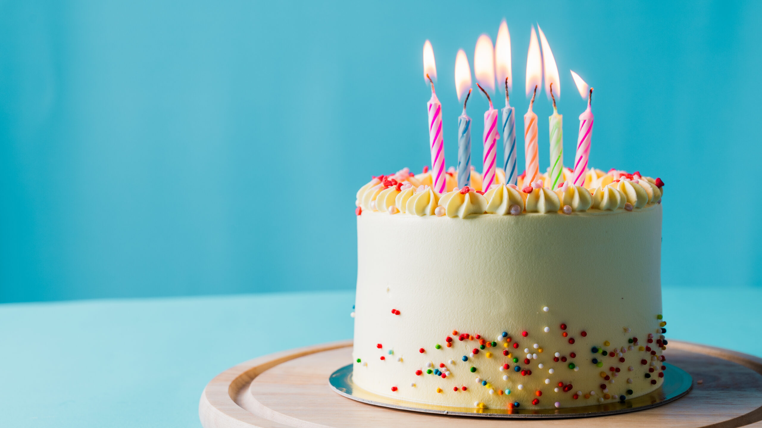 Feestelijke verjaardagstaart vol kleur en kaarsjes – het ultieme verjaardagsmoment